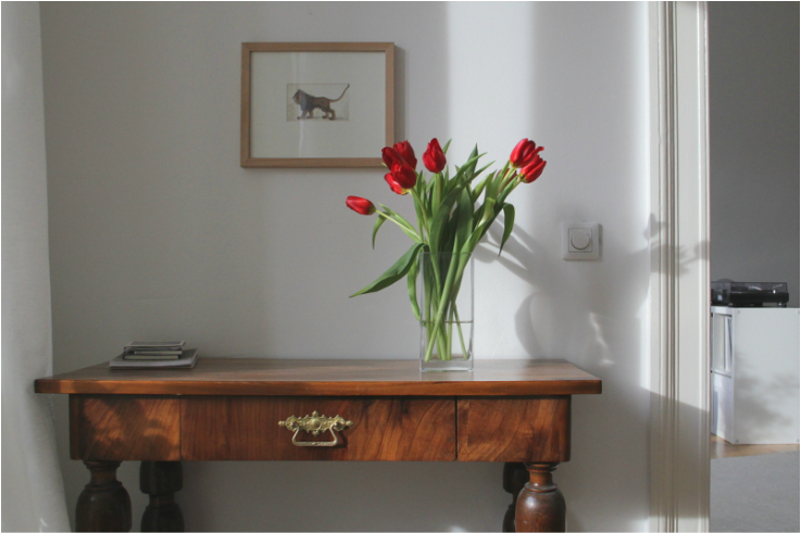 Minimalistische Altbau-Wohnung mit Vintage-Details: Frische Tulpen-Blumen im Schlafzimmer / Minimalistic apartment with vintage details: Fresh flowers in the bedroom