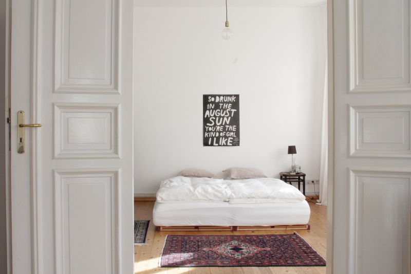 Minimalistische Altbau-Wohnung mit Vintage-Details: Blick ins Schlafzimmer / Minimalistic apartment with vintage details: bedroom