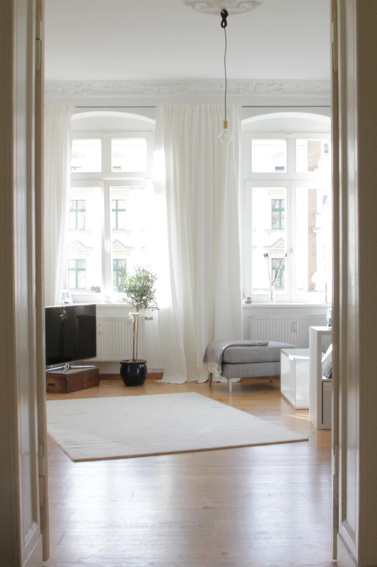 Minimalistische Altbau-Wohnung mit Vintage-Details: Blick ins Wohnzimmer / Minimalistic apartment with vintage details: living room