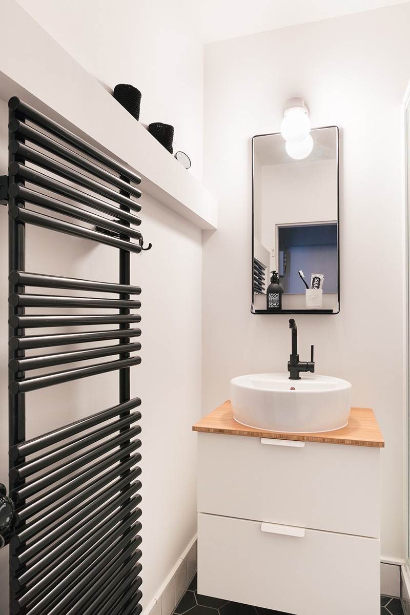 INDECORATE Make-over: Monochrome Ein-Zimmer-Wohnung mit Küche in Marsala. Foto: HEJM Interieur Fotografie